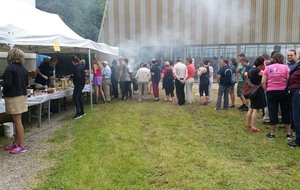 File d'attente des nombreux visiteurs et participants devant le stand de restauration