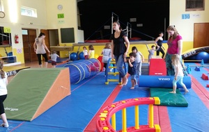 Démonstration de baby gym avec les parents