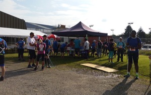 Les participants aux parcours de marche nordique prêts à partir