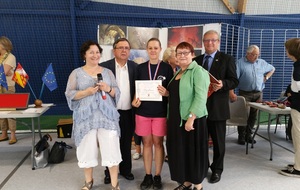 Médaille et diplôme remis à Sabrina Streitt, bénévole très investie depuis longtemps au sein de la Concorde Robertsau