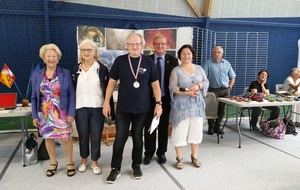 Jean-Pierre Boos, trésorier et entraîneur de marche nordique à la Concorde Robertsau, reçoit médaille et diplôme pour son investissement et son engagement bénévole