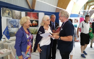 Jean-Pierre Boos, trésorier et entraîneur de marche nordique à la Concorde Robertsau, reçoit médaille et diplôme pour son investissement et son engagement bénévole