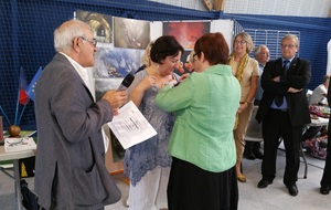 Madame Dreyer, adjointe au maire de la ville de Strasbourg, remet la médaille à Viviane Boos, présidente de la Concorde Robertsau
