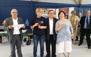Médaille remise à Clarisse Rosenberger par Monsieur Schneider, député