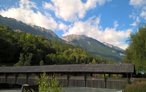 Le petit pont de bois traversant l'Inn