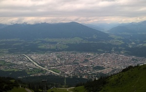 Vue sur Inssbruck lors de la montée en télécabine à Seegrube