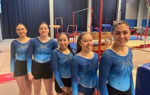 Equipe 14 ans et plus : Flora, Clémentine, Maryam, Déborah et Violette