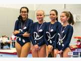 L'équipe constituée de Lila, Loane, Solène et Clémentine (de gauche à droite) arbore fièrement sa médaille d'argent.