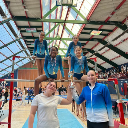 l'équipe 10/13 avec ses coaches - L'équipe et les deux coaches, Romane et Corvina